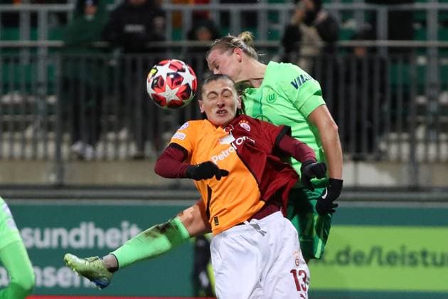 VfL vs Galatasaray SK, CL Women Wolfsburg, 20 11 2024, FOOTBALL VfL Wolfsburg vs Galatasaray SK, group round Champions League Women, season 2024 25 Sagre Öztürk Galatasaray , Alexandra Popp VfL Wolfsburg Wolfsburg Wolfsburg