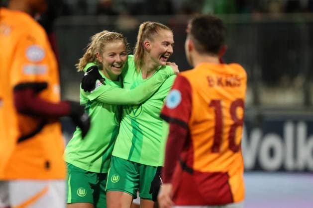 VfL vs Galatasaray SK, CL Women Wolfsburg, 20 11 2024, FOOTBALL VfL Wolfsburg vs Galatasaray SK, group round Champions League Women, season 2024 25 Janina Minge VfL Wolfsburg cheers with Justine Kielland VfL Wolfsburg after her goal for 3 0 Wolfsburg