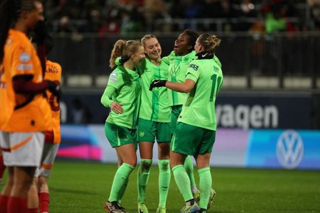 VfL vs Galatasaray SK, CL Women Wolfsburg, 20 11 2024, FOOTBALL VfL Wolfsburg vs Galatasaray SK, group round Champions League Women, 2024 season 25 Janina Minge VfL Wolfsburg celebrates with the team after her goal to make it 3 0 Wolfsburg