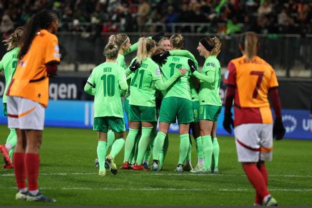 VfL vs Galatasaray SK, CL Women Wolfsburg, 20 11 2024, FOOTBALL VfL Wolfsburg vs Galatasaray SK, group round Champions League Women, 2024 season 25 Janina Minge VfL Wolfsburg celebrates with the team after her goal to make it 3 0 Wolfsburg