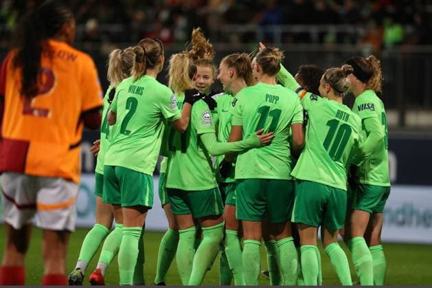 VfL vs Galatasaray SK, CL Women Wolfsburg, 20 11 2024, FOOTBALL VfL Wolfsburg vs Galatasaray SK, group round Champions League Women, 2024 season 25 Janina Minge VfL Wolfsburg celebrates with the team after her goal to make it 3 0 Wolfsburg