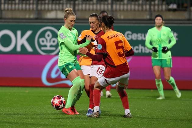 VfL vs Galatasaray SK, CL Women Wolfsburg, 20 11 2024, FOOTBALL VfL Wolfsburg vs Galatasaray SK, group round Champions League Women, season 2024 25 Rebecka Blomqvist VfL Wolfsburg , Sagre Öztürk Galatasaray , Eda Karatas Galatasaray Wolfsburg