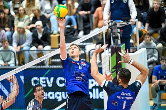 VOLLEYBALL - CEV CL, Tirol vs Milano INNSBRUCK,AUSTRIA,20.NOV.24 - VOLLEYBALL - CEV Champions League, Hypo Tirol vs Allianz Milano. Image shows Robert Viiber and Pedro Henrique Frances (Tirol).  GEPAxpictures xDanielxSchoenherr