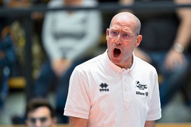 VOLLEYBALL - CEV CL, Tirol vs Milano INNSBRUCK,AUSTRIA,20.NOV.24 - VOLLEYBALL - CEV Champions League, Hypo Tirol vs Allianz Milano. Image shows the rejoicing of head coach Roberto Piazza (Milano).  GEPAxpictures xDanielxSchoenherr