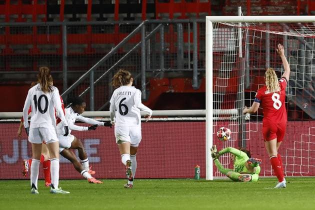 ENSCHEDE - Linda Caicedo of Real Madrid scores the 1-1, FC Twente goalkeeper Olivia Clark during the UEFA Champions League women s match between FC Twente and Real Madrid at Stadion De Grolsch Veste on Nov. 20, 2024 in Enschede, Netherlands. ANP VINCENT JANNINK UEFA Women s Champions League 2024 25 Group Stage MD4 2024 25 xVIxANPxSportx xxANPxIVx 513901772 originalFilename: 513901772.jpg