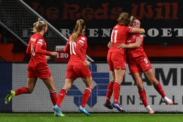 ENSCHEDE - FC Twente celebrates Jaimy Ravensbergen of FC Twente s goal during the UEFA Champions League women s match between FC Twente and Real Madrid at Stadion De Grolsch Veste on Nov. 20, 2024 in Enschede, Netherlands. ANP Hollandse Hoogte UEFA Women s Champions League 2024 25 Group Stage MD4 2024 25 xVIxANPxSportx xGerritxvanxKeulenxIVx 513902008 originalFilename: 513902008.jpg
