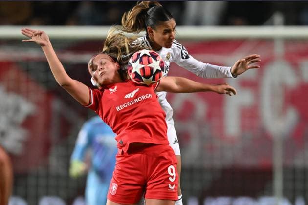 ENSCHEDE - (l-r) Jaimy Ravensbergen of FC Twente, Maelle Lakrar of Real Madrid during the UEFA Champions League women s match between FC Twente and Real Madrid at Stadion De Grolsch Veste on Nov. 20, 2024 in Enschede, Netherlands. ANP Hollandse Hoogte UEFA Women s Champions League 2024 25 Group Stage MD4 2024 25 xVIxANPxSportx xGerritxvanxKeulenxIVx 513902178 originalFilename: 513902178.jpg