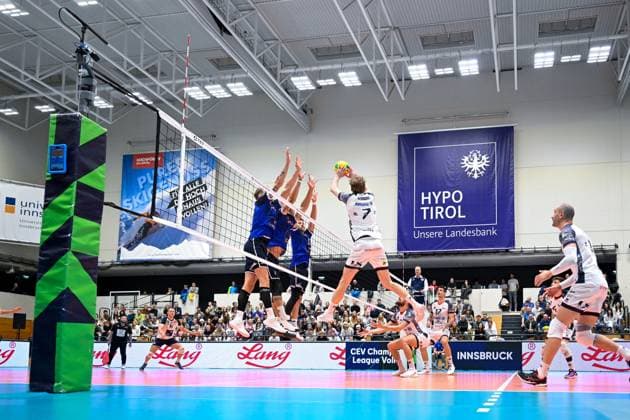 VOLLEYBALL - CEV CL, Tirol vs Milano INNSBRUCK,AUSTRIA,20.NOV.24 - VOLLEYBALL - CEV Champions League, Hypo Tirol vs Allianz Milano. Image shows Przemyslaw Rupka, Pedro Henrique Frances, Niklas Kronthaler (Tirol) and Ferre Reggers (Milano).  GEPAxpictures xDanielxSchoenherr