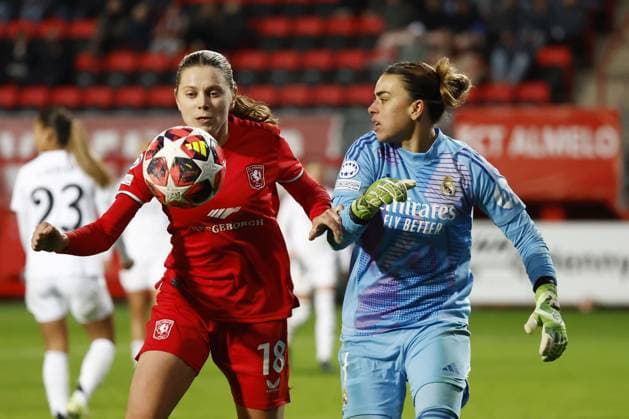 ENSCHEDE - (l-r) Sophie te Brake of FC Twente, Real Madrid goalkeeper Misa during the UEFA Champions League women s match between FC Twente and Real Madrid at Stadion De Grolsch Veste on Nov. 20, 2024 in Enschede, Netherlands. ANP VINCENT JANNINK UEFA Women s Champions League 2024 25 Group Stage MD4 2024 25 xVIxANPxSportx xxANPxIVx 513903525 originalFilename: 513903525.jpg