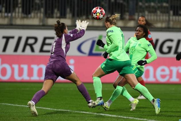 VfL vs Galatasaray SK, CL Women Wolfsburg, 20 11 2024, FOOTBALL VfL Wolfsburg vs Galatasaray SK, group round Champions League Women, season 2024 25 Goalkeeper Gamze Yaman Galatasaray , Alexandra Popp VfL Wolfsburg , Lineth Beerensteyn VfL Wolfsburg Wolfsburg