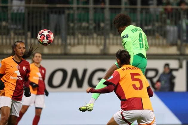 VfL vs Galatasaray SK, CL Women Wolfsburg, 20 11 2024, FOOTBALL VfL Wolfsburg vs Galatasaray SK, group round Champions League Women, season 2024 25 Lineth Beerensteyn VfL Wolfsburg Wolfsburg
