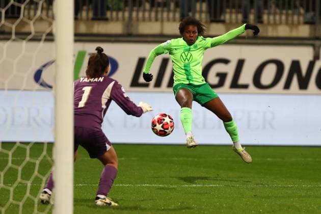 VfL vs Galatasaray SK, CL Women Wolfsburg, 20 11 2024, FOOTBALL VfL Wolfsburg vs Galatasaray SK, group round Champions League Women, season 2024 25 Goalkeeper Gamze Yaman Galatasaray , Lineth Beerensteyn VfL Wolfsburg Wolfsburg