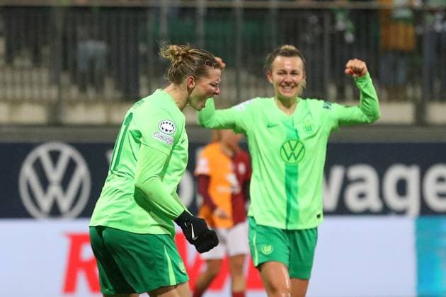 VfL vs Galatasaray SK, CL Women Wolfsburg, 20 11 2024, FOOTBALL VfL Wolfsburg vs Galatasaray SK, group round Champions League Women, season 2024 25 Alexandra Popp VfL Wolfsburg cheers with Lena Lattwein VfL Wolfsburg after her goal to make it 4 0 Wolfsburg