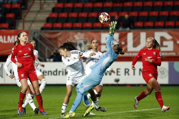 ENSCHEDE - (l-r) Rocio of Real Madrid, Real Madrid goalkeeper Misa during the UEFA Champions League women s match between FC Twente and Real Madrid at Stadion De Grolsch Veste on Nov. 20, 2024 in Enschede, Netherlands. ANP VINCENT JANNINK UEFA Women s Champions League 2024 25 Group Stage MD4 2024 25 xVIxANPxSportx xxANPxIVx 513903692 originalFilename: 513903692.jpg
