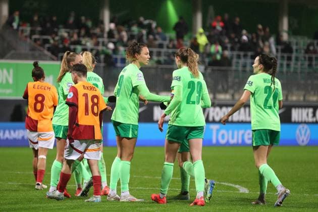 VfL vs Galatasaray SK, CL Women Wolfsburg, 20 11 2024, FOOTBALL VfL Wolfsburg vs Galatasaray SK, group round Champions League Women, 2024 season 25 Lena Lattwein VfL Wolfsburg cheers with the team after her goal to make it 5 0 Wolfsburg