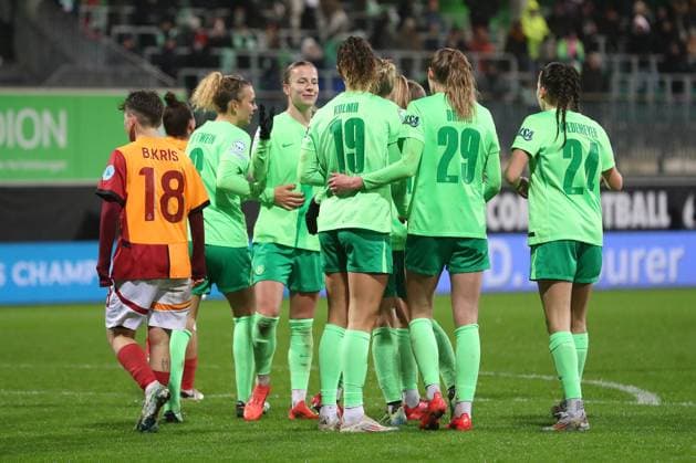 VfL vs Galatasaray SK, CL Women Wolfsburg, 20 11 2024, FOOTBALL VfL Wolfsburg vs Galatasaray SK, group round Champions League Women, 2024 season 25 Lena Lattwein VfL Wolfsburg cheers with the team after her goal to make it 5 0 Wolfsburg