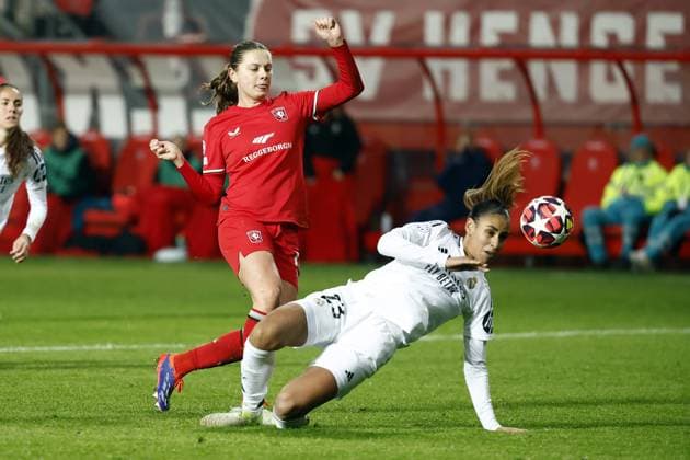 ENSCHEDE - (l-r) Sophie te Brake of FC Twente, Maelle Lakrar of Real Madrid during the UEFA Champions League women s match between FC Twente and Real Madrid at Stadion De Grolsch Veste on Nov. 20, 2024 in Enschede, Netherlands. ANP VINCENT JANNINK UEFA Women s Champions League 2024 25 Group Stage MD4 2024 25 xVIxANPxSportx xxANPxIVx 513903873 originalFilename: 513903873.jpg