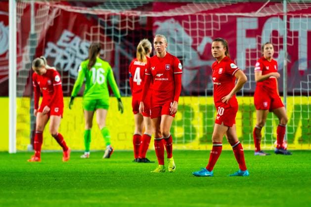 ENSCHEDE, Stadium Grolsch Veste, 20-11-2024 , season 2024 2025, UEFA Women Champions Leaque during the match Twente - Real Madrid (Women) FC Twente players dejected after losing game FC Twente player Ella Peddemors FC Twente player Kayleigh van Dooren Twente - Real Madrid (Women)  x26786063x Copyright: