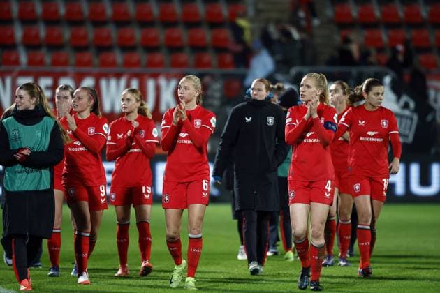 ENSCHEDE - (l-r) Jaimy Ravensbergen of FC Twente, Sophie Proost of FC Twente, Ella Peddemors of FC Twente, Lieske Carleer of FC Twente after the UEFA Champions League women s match between FC Twente and Real Madrid at Stadion De Grolsch Veste on Nov. 20, 2024 in Enschede, Netherlands. ANP VINCENT JANNINK UEFA Women s Champions League 2024 25 Group Stage MD4 2024 25 xVIxANPxSportx xxANPxIVx 513904074 originalFilename: 513904074.jpg