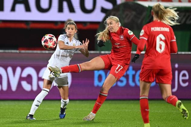 ENSCHEDE - (l-r) Sheila Garcia of Real Madrid, Amanda Andradottir of FC Twente during the UEFA Champions League women s match between FC Twente and Real Madrid at Stadion De Grolsch Veste on Nov. 20, 2024 in Enschede, Netherlands. ANP Hollandse Hoogte UEFA Women s Champions League 2024 25 Group Stage MD4 2024 25 xVIxANPxSportx xGerritxvanxKeulenxIVx 513904221 originalFilename: 513904221.jpg