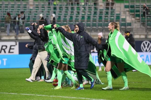 VfL vs Galatasaray SK, CL Women Wolfsburg, 20 11 2024, FOOTBALL VfL Wolfsburg vs Galatasaray SK, group round Champions League Women, season 2024 25 Final cheer in front of the VfL Fankurve Wolfsburg