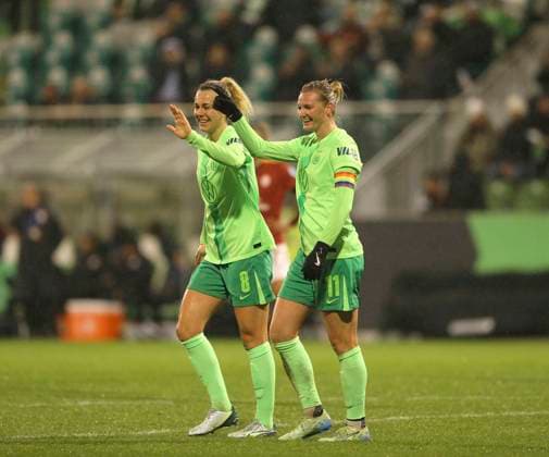 Photo Goal to make it 4 0 for Wolfsburg , Alexandra POPP celebrates with Lena LATTWEIN , left Womens Champions League on Wed 20 11 2024 Matchday 4 VfL Wolfsburg Galatasaray Istanbul 5 0