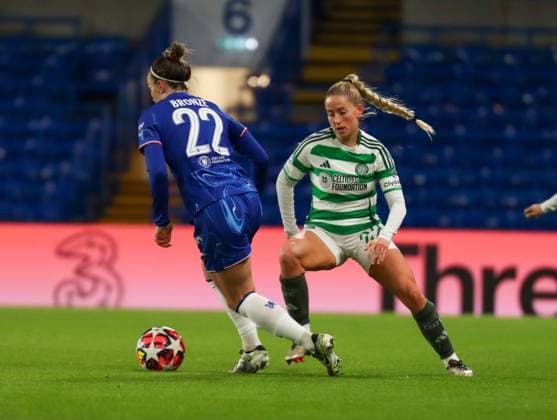 Stamford Bridge, London England, 20th November 2024: Lucy Bronze (22 Chelsea) tries to get pass Lucy Ashworth-Clifford (22 Celtic) during the UEFA Womens Champions League game between Chelsea and Celtic at Stamford Bridge, London on Wednesday 20th November 2024. (Claire Jeffrey SPP) Copyright: xClairexJeffrey SPPx spp-en-ClJe-CJ-SPP-FOOTBALL-CHEvCEL024
