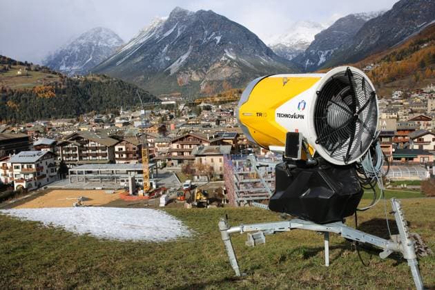 Sport Bilder des Tages November 20, 2024, Bormio, Lombardy, Italy: Few snow and a snow cannon are seen on the STELIVO in BORMIO during the World Press Briefing Tour ahead of the MILANO CORTINA 2026 WINTER OLYMPICS in Italy. Alpine Skiing and Ski Mountaineering are the Olympic disciplines that will take place in Bormio during the next Winter Olympics in Milan Cortina 2026 Bormio Italy - ZUMAc179 20241120_zep_c179_026 Copyright: xMickaelxChavetx