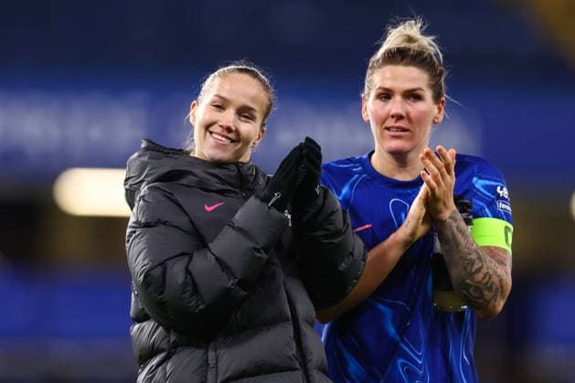 Chelsea gegen Celtic 20. November 2024, London UEFA Women s Champions League Chelsea gegen Celtic Guro Reiten von Chelsea und Millie Bright von Chelsea applaudieren den Fans Foto Jacques Feeney Abseits London UK  Copyright: xJacquesxFeeneyx xOffsidexOffside
