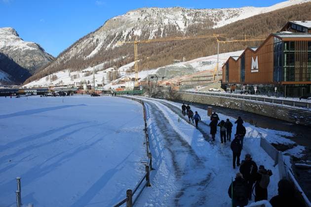 November 20, 2024, Livigno, Lombardy, Italy: Members of the international press during the World Press Briefing Tour ahead of the MILANO CORTINA 2026 WINTER OLYMPICS in LIVIGNO, Italy. Freestyle Skiing and Freestyle Snowboard competitions will be held in Livigno on the Mottolino, Carosello 3000 and Sitas Tagliede slopes. Livigno Italy - ZUMAc179 20241120_zep_c179_112 Copyright: xMickaelxChavetx
