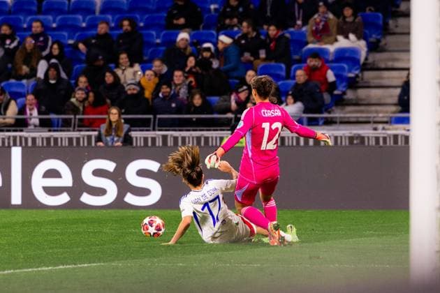 Lyon, France Danielle van de Donk (17 Olympique Lyonnais) tackle during the UEFA Women?s Champions League game between Olympique Lyonnais and AS Roma at Groupama Stadium in Lyon, France. (Pauline FIGUET SPP) Copyright: xPaulinexFIGUETx xSPPx spp-en-PaFiSp-PF_OLASR1771