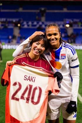 Lyon, France Saki Kumagai (8 Roma) and Wendie Renard (3 Olympique Lyonnais) during the UEFA Women?s Champions League game between Olympique Lyonnais and AS Roma at Groupama Stadium in Lyon, France. (Pauline FIGUET SPP) Copyright: xPaulinexFIGUETx xSPPx spp-en-PaFiSp-PF_OLASR1805