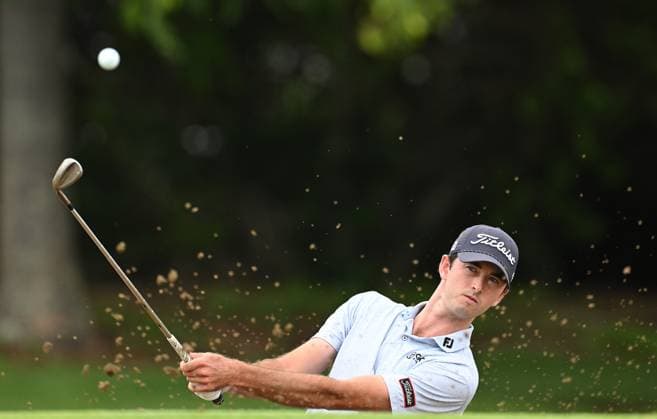 GOLF AUSTRALIAN PGA, Golf Herren Australian Elvis Smylie chips into the hole on the 9th lead at -6 par during the Australian PGA Championship at Royal Queensland Golf Club in Brisbane, Thursday, November 21, 2024. ( NO ARCHIVING, EDITORIAL USE ONLY, NO USE IN BOOKS WITHOUT CONSENT BRISBANE QUEENSLAND AUSTRALIA  Copyright: xDAVExHUNTx 20241121170227823770