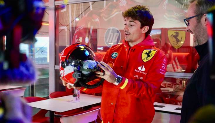 Formula 1 las vegas grand prix. (spo) formula 1 las vegas grand prix. November 20, 2024, las vegas, nevada, usa: french charles leclerc of ferrari being interviewed and receives helmet as a gift at formula 1 las vegas grand prix taking place from november 21-23, 2024 at las vegas strip circut. Credit: niyi fote thenews2 (Foto: Niyi Fote Thenews2 imago images) SPO  Copyright: xNiyixFotex