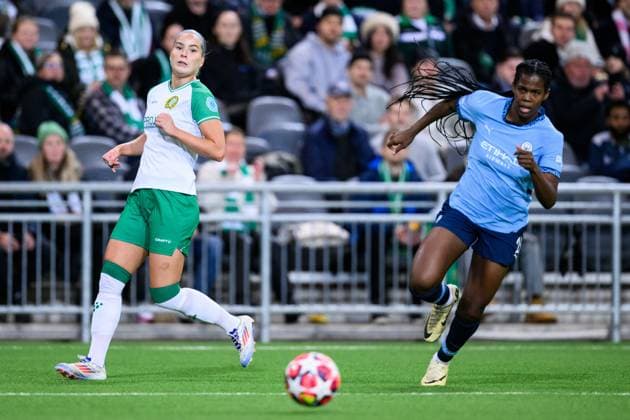 241121 Eva Nyström of Hammarby and Khadija Shaw of Manchester City during the Women s Champions League football match between Hammarby and Manchester City on November 21, 2024 in Stockholm Photo Simon Hastegard BILDBYRAN kod SH SH0547 fotboll football soccer fotball uefa womens champions league hammarby manchester city dam bbeng bbauto  Copyright: SIMONxHASTEGARD BB241121SH016