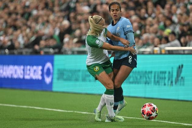 Stockholm Arena, Stockholm, Sweden, November 21st 2024: Mary Fowler (8 Manchester City) and Stina Lennartsson (17 Hammarby) in the UEFA Womens Champions League group D game on November 21st 2024 between Hammarby IF and Manchester City at Stockholm Arena in Stockholm, Swedendu (Peter Sonander SPP) Copyright: xPeterxSonander SPPx spp-en-PeSo-PSon-20241121-195505_PS_0863