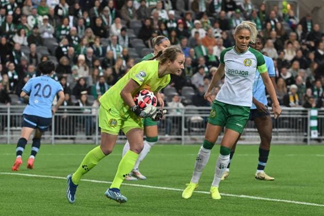 Stockholm Arena, Stockholm, Sweden, November 21st 2024: Anna Tamminen (1 Hammarby) and Alice Carlsson (18 Hammarby) during the UEFA Womens Champions League group D game on November 21st 2024 between Hammarby IF and Manchester City at Stockholm Arena in Stockholm, Sweden (Peter Sonander SPP) Copyright: xPeterxSonander SPPx spp-en-PeSo-PSon-20241121-200055_PS_0912