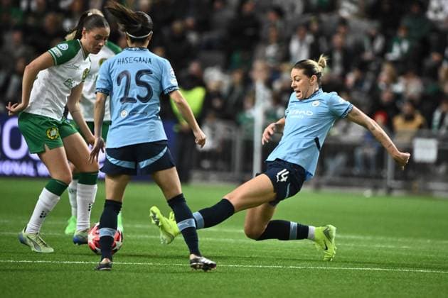 STOCKHOLM, SWEDEN 20241121 Manchesters Alanna Kennedy th against Hammarbys Smilla Vallotto during Thursdays Womens Champions League Group D soccer match between Hammarby IF and Manchester City at Tele2 Arena STOCKHOLM SWEDEN x10090x  Copyright: xClaudioxBresciani TTx CHAMPIONS LEAGUE HAMMARBY-MANCHESTER CITY