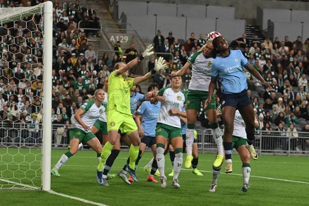 Stockholm Arena, Stockholm, Sweden, November 21st 2024: Khadija Shaw (21 Manchester City) and Alice Carlsson (18 Hammarby) in a header battle during the UEFA Womens Champions League group D game on November 21st 2024 between Hammarby IF and Manchester City at Stockholm Arena in Stockholm, Sweden (Peter Sonander SPP) Copyright: xPeterxSonander SPPx spp-en-PeSo-PSon-20241121-200722_PS_0966