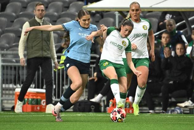 STOCKHOLM, SWEDEN 20241121 Manchester Citys Gracie Prior against Hammarbys Smilla Vallotto during Thursdays Womens Champions League Group D football match between Hammarby IF and Manchester City at Tele2 Arena STOCKHOLM SWEDEN x10090x  Copyright: xClaudioxBresciani TTx CHAMPIONS LEAGUE HAMMARBY-MANCHESTER CITY