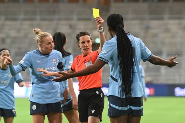 Stockholm Arena, Stockholm, Sweden, November 21st 2024: Khadija Shaw (21 Manchester City) gets a yellow card by referee Silvia Gasperotti for celebrating in front of the Hammarbyfans in the UEFA Womens Champions League group D game on November 21st 2024 between Hammarby IF and Manchester City at Stockholm Arena in Stockholm, Sweden (Peter Sonander SPP) Copyright: xPeterxSonander SPPx spp-en-PeSo-PSon-20241121-201623_PS_1206