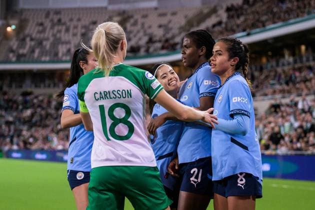 241121 Alice Carlsson of Hammarby and Khadija Shaw of Manchester City during the Women s Champions League football match between Hammarby and Manchester City on November 21, 2024 in Stockholm Photo Simon Hastegard BILDBYRAN kod SH SH0547 fotboll football soccer fotball uefa womens champions league hammarby manchester city dam bbeng bbauto jubel  Copyright: SIMONxHASTEGARD BB241121SH019