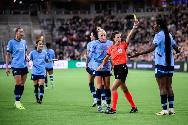 241121 Khadija Shaw of Manchester City receives a yellow card after celebrating infront of the fans of Hammarby during the Women s Champions League football match between Hammarby and Manchester City on November 21, 2024 in Stockholm Photo Simon Hastegard BILDBYRAN kod SH SH0547 fotboll football soccer fotball uefa womens champions league hammarby manchester city dam bbeng bbauto jubel  Copyright: SIMONxHASTEGARD BB241121SH022