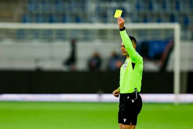 Mesterligaen soccer women, group C Valerenga Bayern Munich undefined Oslo 20241121 Referee Goga Kikacheishvili gives a yellow card to FC Bayern Munich s Georgia Stanway during the women s Champions League group stage match between Valerenga and Bayern Munich at the Intility Arena Photo Jonas Been Henriksen NTB Oslo Norway EDITORIAL USE ONLY RESTRICTED USE FOR BETTING COMPANIES  Copyright: xJonasxBeenxHenriksenx xNTBx