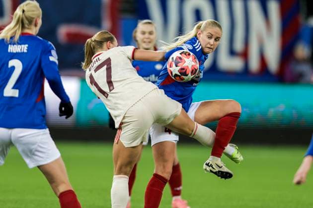 Mesterligaen soccer women, group C Valerenga Bayern Munich undefined Oslo 20241121 FC Bayern M?nchen s Klara B?hl and Valerenga s Iselin during the group stage match in the Women s Champions League between Valerenga and Bayern Munich at the Intility Arena Photo Jonas Been Henriksen NTB Oslo Norway EDITORIAL USE ONLY RESTRICTED USE FOR BETTING COMPANIES  Copyright: xJonasxBeenxHenriksenx xNTBx