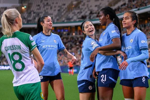 241121 of Manchester City Leila Ouahabi , Yui Hasegawa and Khadija Shaw of Manchester City celebrate the 0-1 goal during the Women s Champions League football match between Hammarby and Manchester City on November 21, 2024 in Stockholm Photo Simon Hastegard BILDBYRAN kod SH SH0547 fotboll football soccer fotball uefa womens champions league hammarby manchester city dam bbeng jubel  Copyright: SIMONxHASTEGARD BB241121SH027