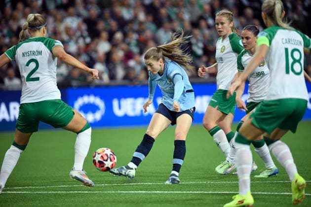 STOCKHOLM, SWEDEN 20241121 Manchesters Jessica Park against Hammarby players during Thursdays Womens Champions League Group D football match between Hammarby IF and Manchester City at Tele2 Arena STOCKHOLM SWEDEN x12180x  Copyright: xJakobxAkerstenxBrodÃ n TTx CHAMPIONS LEAGUE HAMMARBY-MANCHESTER CITY