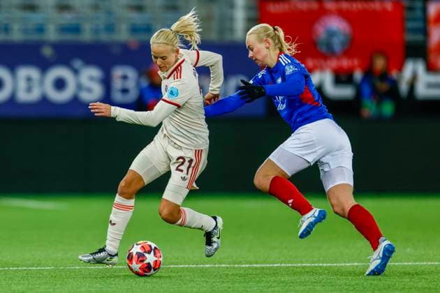Mesterligaen football women, group C Valerenga Bayern Munich Oslo 20241121 FC Bayern M?nchen s Pernille Harder and Valerenga s Sara Heard during the group stage match in the women s championship between Valerenga and Bayern Munich at the Intility Arena Photo Jonas Been Henriksen NTB Oslo Norway EDITORIAL USE ONLY RESTRICTED USE FOR BETTING COMPANIES  Copyright: xJonasxBeenxHenriksenx xNTBx