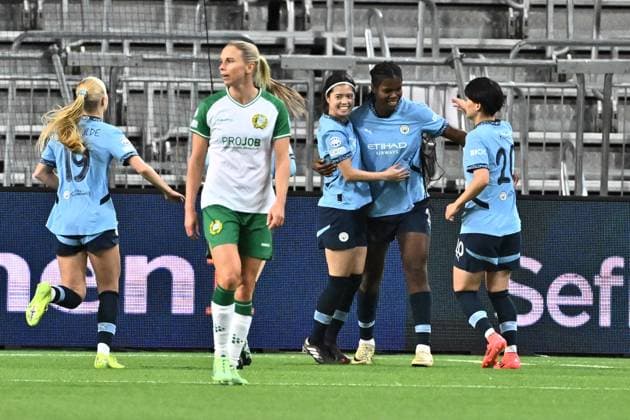 STOCKHOLM, SWEDEN 20241121 Manchester s Khadija Shaw celebrates with Yui Hasegawa and Aoba Fujino after the 1 2 goal during the women s Champions League group D soccer match between Hammarby IF and Manchester City at the Tele2 Arena, Stockholm, Sweden November 21, 2024 STOCKHOLM SWEDEN x10090x  Copyright: xClaudioxBresciani TTx CHAMPIONS LEAGUE HAMMARBY-MANCHESTER CITY