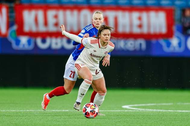 Mesterligaen football women, group C Valerenga Bayern Munich Oslo 20241121 FC Bayern M?nchen s Sarah Zadrazil and Valerenga s Karina Saevik during the group stage match in the Women s Champions League between Valerenga and Bayern Munich at the Intility Arena Photo Jonas Been Henriksen NTB Oslo Norway EDITORIAL USE ONLY RESTRICTED USE FOR BETTING COMPANIES  Copyright: xJonasxBeenxHenriksenx xNTBx